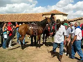 Vista parcial de la «ermita de Santerón» en Algarra (Cuenca), con detalle de peregrinos y caballerías, año 2005.