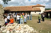 Vista parcial de la «ermita de Santerón» en Algarra (Cuenca), con detalle de peregrinos, año 2005.