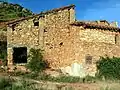 Vista de construcciones tradicionales (vernaculares) en Sesga, Ademuz (Valencia), con detalle de muros de mampostería en la totalidad de la fachada, año 2012.