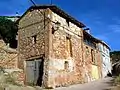 Vista de construcciones tradicionales (vernaculares) en Sesga, Ademuz (Valencia), con detalle de muros de mampostería en la planta baja y primera, y encofrado de lajas en la parte alta, año 2012.