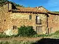 Vista de construcciones tradicionales (vernaculares) en Sesga, Ademuz (Valencia), con detalle de muros de mampostería en la totalidad de la fachada, año 2012.