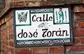 Detalle de placa cerámica correspondiente a la «calle José Torán» en Teruel.