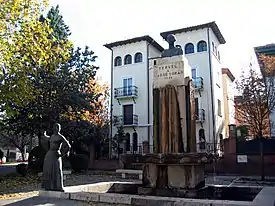 Monumento erigido por suscripción popular en memoria de José Torán de la Rad en Teruel (1935)