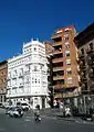 Vista fronto-lateral de la Casa Torán (blanca) en Teruel, esquina calle Nueva y paseo del Óvalo.