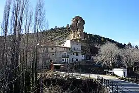 Entrada septentrional a Tormón (Teruel), con detalle del tormo del Castillo, desde la fuente del Lavadero (2017).