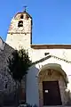 Vista parcial (meridional) de la iglesia parroquial de la Natividad en Tormón (Teruel), con detalle del atrio exterior y torre-campanario. Siglo XVII.