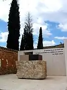 Detalle del monumento "In memoriam" de los fallecidos durante la Guerra Civil Española (1936-39) e inhumados en el cementerio municipal de Torrebaja, en su primitivo emplazamiento (2009).