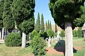 Vista interior del cementerio municipal de Torrebaja, con detalle de señalizaciones en tierra (2016).