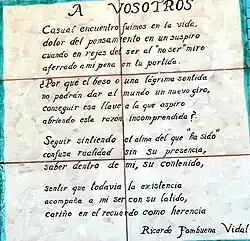 Detalle de plafón cerámico con soneto en el atrio interior del cementerio municipal de Torrebaja, obra de Ricardo Fombuena (2016).