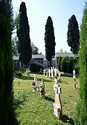 Vista interior del cementerio municipal de Torrebaja, con detalle de señalizaciones en tierra (2016).