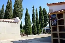 Vista interior del cementerio municipal de Torrebaja, con detalle del columbario (2016).