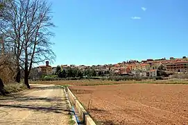 Vista general de Torrebaja en invierno, desde la ribera del Turia.