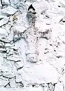 Detalle de cruz labrada en piedra tosca en la ermita de San Roque, Vallanca, procedente de un crucero (2005).