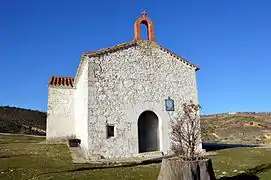 Vista frontal (meridional) de la ermita de San Roque en Vallanca, con detalle del tocón del viejo olmo (2017).