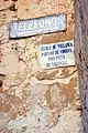 Detalle de ladrillo cerámico (y cartel de teléfonos) en la fachada de una casa de Vallanca (Valencia), 2017.