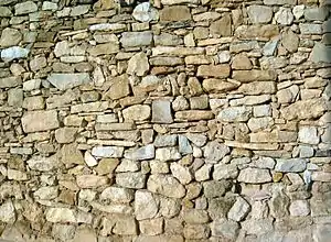 Detalle de piedra careada en muro de mampostería en Val de la Sabina, Ademuz (Valencia).