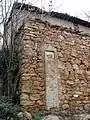 Estación IX del Viacrucis de Val de la Sabina, Ademuz (Valencia): Detalle de ubicación en hornacina y pilastra de fachada.