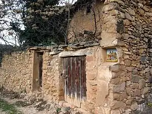 Estación VII del Viacrucis de Val de la Sabina, Ademuz (Valencia): detalle de ubicación en hornacina y pilastra.