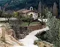 Vista de la ermita de San Miguel Arcángel, Ademuz (Valencia), con detalle de la ubicación del pilón correspondiente a la Estación XI del Viacrucis.