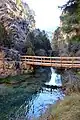 Puente de madera sobre el río Ebrón en el Cañamar, ruta de los Estrechos del Ebrón (2017).