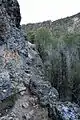 Detalle de pasaderas en la roca por encima de los Estrechos del Cañamar, Ruta de los Estrechos del Ebrón, en Tormón (Teruel).