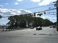 En West New York en 60th Street, una de las pocas calles que la conecta con el paseo marítimo del río Hudson