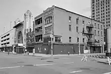 Bloque 100 de la calle Farmer con el Royal Theatre (originalmente The Star) con 100-102 Monroe en primer plano, 1989.