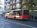 Autobús operando la línea 109 en la calle Alcalá a la altura de la estación de Pueblo Nuevo.