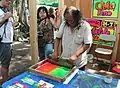 El cartelista peruano Pedro Rojas Meza, conocido como Monky, en el Smithsonian Folklife Festival 2015 en Washington D.C.