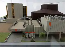 Maqueta del edificio, con la cúpula del auditorio en el fondo.