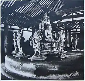 Las estatuas de los Doce Generales Celestiales rodean a Yakushi Buddha (Período Heian). Son estatuas de arcilla, datan del siglo VIII, Período Nata. Shin-Yakushi-ji, Nara, Japón.