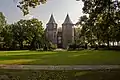 Kasteel Dussen. Iniciada su construcción poco después de 1421, resultó seriamente dañado en la Segunda Guerra Mundial.