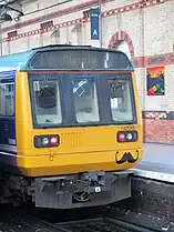 Tren en Manchester con un bigote durante noviembre; Inglaterra, 2014.