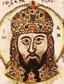  Retrato de la cabeza de un hombre de mediana edad con una barba oscura y bifurcada, con una corona abovedada dorada con incrustaciones de joyas