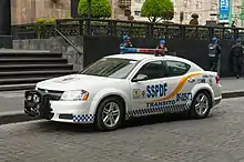 Dodge Charger de la policía de tránsito, con esquemática usada del 2012 al 2018.