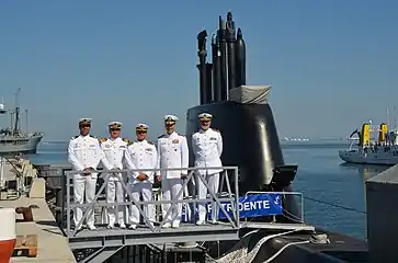 El Almirante Mark Ferguson (2º desde la dcha) de la Marina de los Estados Unidos visita el BNL en 2015