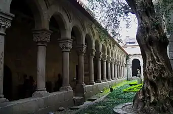 La iglesia de Oliveira en Guimarães y su magnífico claustro con intrincadas esculturas en los capiteles.