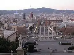 Las cuatro columnas en la actualidad vistas desde el Palau de Montjuic.