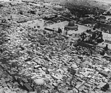 La Ciudad Vieja a principios de 1900. Las dos cúpulas en el barrio judío (parte inferior de la foto), son las de las sinagogas Hurva y Tiferes Yisrael.