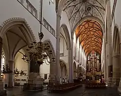 La nave de la Gran Iglesia (Grote Kerk) de Haarlem en Holanda Septentrional. Las columnas cilíndricas y sus capiteles con hojas de col rizada están bien presentes