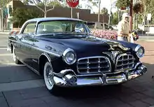 Chrysler Imperial de 1955. Neumáticos de bandas blancas. El vehículo, además, es un hardtop de dos puertas