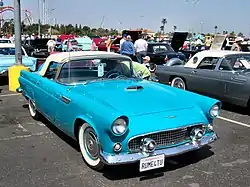 Ford Thunderbird de 1956. Dagmars totalmente cromados.