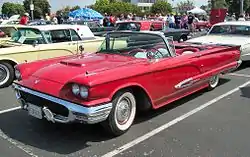 Toma de aire del capó de un Ford Thunderbird de 1959