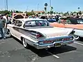 Mercury Park Lane de 1959. Robert McNamara, de Ford, consideraba a las aletas una extravagancia, por lo que se reservaban para los topes de gama de la compañía, como este Mercury. Este coche, además, fue criticado porque, al encenderse los intermitentes de noche, se veía iluminarse una punta de flecha (triángulo rojo) señalando al sentido opuesto al que iba a girar el vehículo.