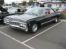 Chevrolet Impala de 1967, de cuatro puertas y techo duro, similar al usado en la serie "Supernatural"