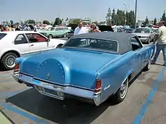 Lincoln Continental Mark III, 1970. La rueda de repuesto ya no está realmente debajo de la moldura. Uno de estos vehículos aparece en la película The French Connection.