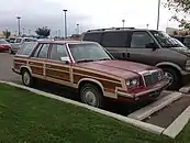 Chrysler LeBaron Town & Country familiar de 1985