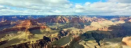 Panorámica del Cañón del Colorado donde se observan claramente los estratos.