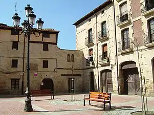 Los edificios de la derecha corresponden a los construidos a partir de 1875 en la nave principal de la iglesia de San Juan. Los dos arquillos corresponde, probablemente, a la casa del concejo.