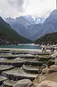 Piscinas de Yak y cascadas con la montaña al fondo